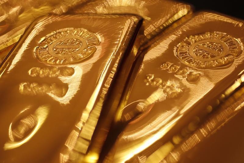 © Reuters. الذهب يقفز أعلى مستوى 1,900 دولار ويتجه لتحقيق أرباح أسبوعية